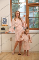 Robes de demoiselle d'honneur en gros FUNG 6008, robe en satin et mousseline de soie à volants avec logo personnalisé