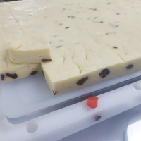 Vrieskoek, mousse, sponskoek, chocolade, fruitcake, reep, rechthoekige plak, titanium mes, bakkerij, meelmolen, automatisch