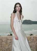 Robe de soirée blanche fluide à col halter et décolleté plongeant avec nœud et strass, idéale pour les vacances à la plage et les soirées – Nouvelle collection très prisée