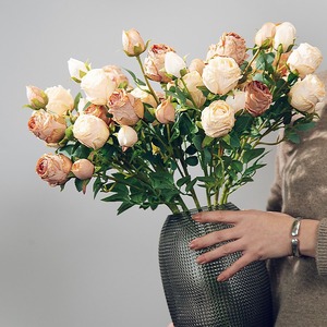 Bouquet de roses artificielles Gardenia à 5 têtes, fleurs en soie à bords brûlés pour la décoration de mariage et de la maison - Product Image 1