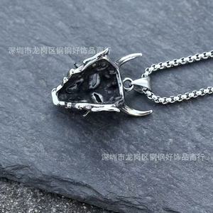 จี้สร้อยคอรูปหน้ากากฮันญ่าญี่ปุ่น ยี่ห้อ Yunnique สำหรับผู้ชาย ทำจากไทเทเนียมสตีล รูปปั้นหัวกะโหลกปีศาจมีเขา - Product Image 3
