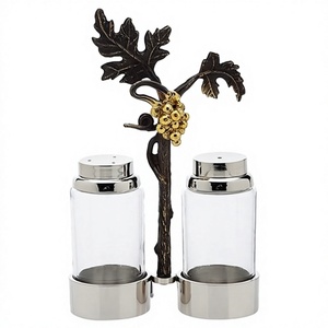 Ensemble élégant et luxueux de salières et poivrières en métal pour la maison, les restaurants et les hôtels - Product Image 1