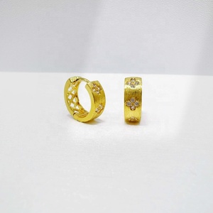 Precio de fábrica: Pendientes de aro de plata 925 chapados en oro con cierre de corazón, los últimos modelos coreanos, gruesos, delicados, sencillos, con diseño de trébol, a la moda. - Product Image 3