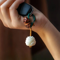 Gantungan Kunci Teratai Bodhi Alami Liontin Biji Teratai Ukiran Tangan Gaya Retro Cina Ornamen Gantung Tas Kunci Mobil Hadiah untuk Wanita
