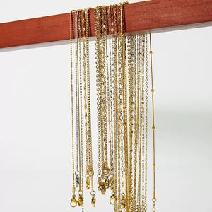 Collar Básico de Cadena con Cruz y Estrella, Cadena de Serpiente, Torcida, Veneciana y Boca de Pez en Acero de Titanio con Oro de 18K - Product Image 2