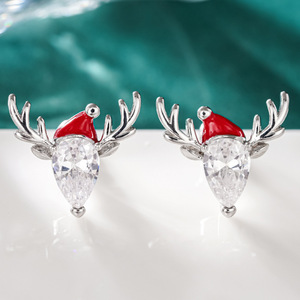 Boucles d'oreilles clous en forme de chapeau de renne de Noël, design hivernal, accessoires pour les oreilles - Product Image 1
