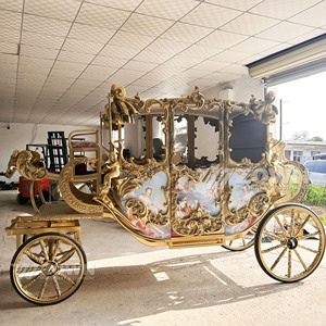 Carruaje de lujo ornamentado con caballos para bodas al aire libre, fiestas, exposiciones de arte, accesorio decorativo - Product Image 1