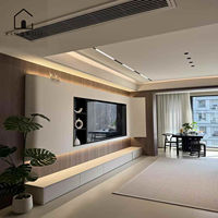 Meuble TV encastré moderne XINGRUO avec grain de bois et panneau cannelé, rangement mural complet pour salon, sur mesure