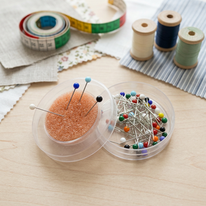 DK-758 50 épingles à tête en verre colorées |   Aiguilles à coudre et à quilter, roue à aiguilles portable en plastique, aiguilles à perles pour la couture - Product Image 3