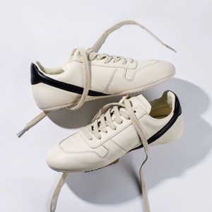 Chaussures de sport en cuir de luxe de créateur avec des rayures triangulaires simples. Sandales basses décontractées. Convient aux hommes et aux femmes - Product Image 2