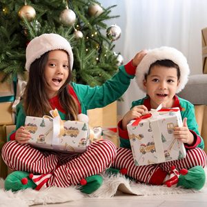Rouleau de papier d'emballage de Noël de construction pour enfants avec camions à benne basculante grues excavatrices avec chapeaux de père noël et cadeaux arbre de noël - Product Image 2
