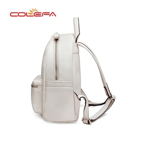 Zaino da <span class=keywords><strong>Donna</strong></span> in Ecopelle Bianca Naturale Impermeabile, Elegante e Resistente, con Borchie, <span class=keywords><strong>Bianco</strong></span> e Rosso, OEM all'Ingrosso - Product Image 5