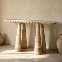 Table console en marbre travertin beige, plateau allongé de forme planche de surf, bord dentelé, quatre pieds coniques effilés, table d'entrée