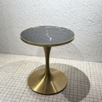 Table de salle à manger ronde en marbre noir avec socle en acier inoxydable doré pour café, bistrot ou restaurant