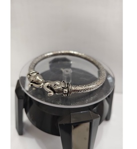 Pulsera Kada Antigua de Plata Oxidada para Hombre y Mujer con Patrón Tallado Exclusivo, Estilo Moderno y Elegante, Atractivo Hindú - Product Image 5