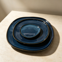 Service de table en grès réactif bleu nordique, finition mate, forme irrégulière, bordure dorée, idéal pour la maison et les cadeaux de mariage haut de gamme