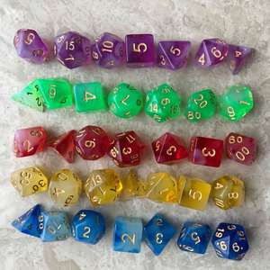 Juego de 7 Dados Poliédricos de Plástico Acrílico Transparente Multicolor Personalizados para D&D y Juegos de Rol - Product Image 3