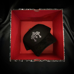 Casquette de baseball X Rich the Kid en daim à large bord, personnalisable OEM, 5 panneaux, style A-Frame, avec strass et détails chrome, collection Rich - Product Image 1