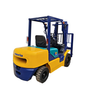 Chariot élévateur Komatsu FD30 d'occasion 3 tonnes à prix raisonnable, moteur diesel, déplaceur latéral hydraulique, mât à deux étages, pneus pleins - Excellent état - Product Image 1