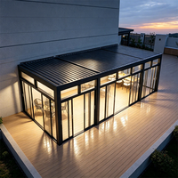 Pergola bioclimatique en aluminium fixée au mur, toit à lamelles motorisées avec portes coulissantes entièrement vitrées