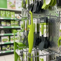 Lange steel met rechte mesjes, ergonomische antislipgreep, roestvrijstalen keukenhulp voor het schillen van groenten en fruit.