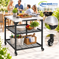 Chariot de barbecue portable d'extérieur en acier inoxydable avec table de travail, deux étagères à lattes, trois crochets et quatre roues pivotantes
