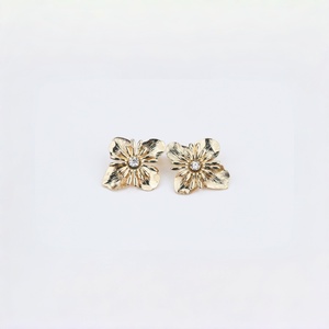 Boucles d'oreilles à fleurs pour femmes, boucles d'oreilles florales élégantes, bijoux raffinés - Product Image 1