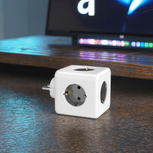 Compact Cube EU Power Strip con puertos USB C y protección contra sobretensiones - Product Image 3
