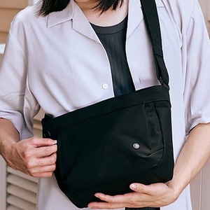 Sac bandoulière en polyester léger avec poche arrière dissimulée KEIRYO LightFlow Simplicity S 26x21.5cm pour femme En stock Taïwan - Product Image 1
