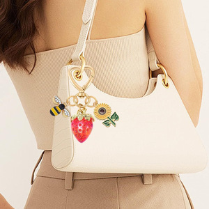 Llavero Uionen con diseño de fresa tridimensional, bonito y dulce, colgante de margarita para bolso - Product Image 2