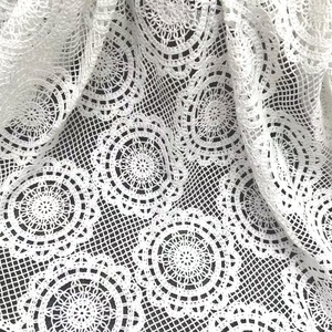 قماش بوليستر أبيض شبكة مربعة من نسيج الدانتيل المطرز قماش أنيق للفساتين غير الرسمية - Product Image 1