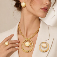 Parure de bijoux en alliage plaqué or 18 carats avec résine texturée crème : collier, bracelet manchette, bague, boucles d'oreilles, broche sculpturale – Cadeau unisexe pour fête