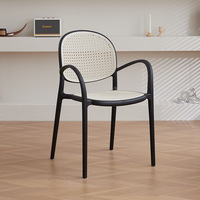 Table et chaise de salle à manger tissée dubai en rotin en plastique ménage épaissi nouvelles chaises nordiques à dossier empilable