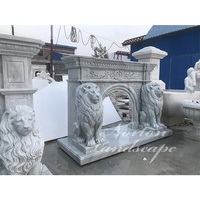 Cadre de cheminée décoratif européen en marbre blanc sculpté avec statues de lions en pierre pour décoration intérieure