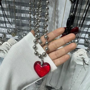 Nuevo Estilo de Joyería para Fiesta de Mujer: Collar con Colgante de Resina Moderno, Collares de Cuentas Plateadas, Gargantilla con Dije de Corazón Grande Exagerado para Chicas - Product Image 6