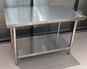 โต๊ะทำงานสแตนเลสสำหรับโรงงานแปรรูปอาหาร วัสดุ 201 จากโรงงานโดยตรง - Product Image 1