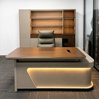 Meuble de rangement de bureau blanc avec étagères LED, accent en bois, cadre doré, sans poignées, pour bureau de direction