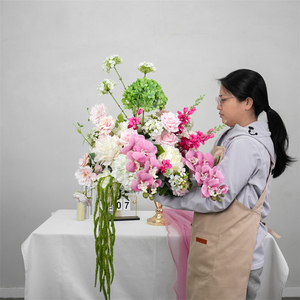 ลูกบอลดอกไม้ประดิษฐ์สีเขียวชมพูเหมือนจริง พร้อมดอกไฮเดรนเยียและดอกกุหลาบ สำหรับตกแต่งโต๊ะวันแม่ ทำด้วยมือ - Product Image 1