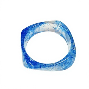 Brazaletes de Resina con Rayas Hexagonales Clásicas, Diseño Multicolor, Acrílico de Primera Calidad, Unisex, Modernos y Elegantes - Product Image 5