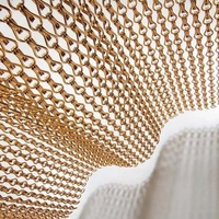 Rideau décoratif en maille tissée en fil d'acier inoxydable personnalisable avec soudure pour décoration de plafond de mariage en cascade