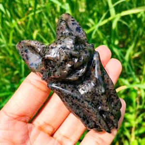 Sculpture de chauve-souris en Yooperlite polie naturelle avec lueur réactive aux UV pour la décoration intérieure, ornement Feng Shui - Product Image 6