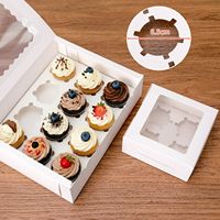 Plateau de sushi pour le thé de l'après-midi avec boîte de pique-nique imprimée offset et compartiments alimentaires, emballé pour une facilité de transport