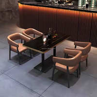 Luxuriöses Restaurant-Möbelset - Schwarzer & Goldener Tisch mit Grün/Beigen Lederstühlen für Gehobene Cafés/Bars