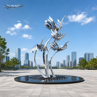Sculpture abstraite d'aile d'oiseau en acier inoxydable poli miroir, installation artistique emblématique pour aménagement paysager de place publique, fabrication sur mesure