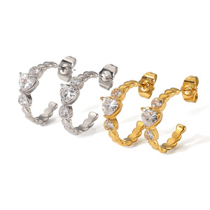 Pendientes Huggie con forma de corazón con incrustaciones de cristal en oro de 18 quilates y acero inoxidable para uso diario TE6218 - Product Image 3