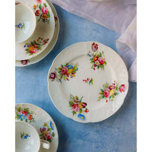 Davenport Coppia di Tazze in Porcellana Inglese Dipinte a Mano con Piattini e Piatto Decorato con Rose, Fine Porcellana Bianca e Rosa 800 - Product Image 6