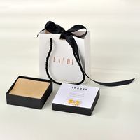 Coffret cadeau carré personnalisé imprimé avec sac à bijoux en microfibre, boîte à couvercle, sac en papier et pochettes d'insertion pour emballage de bijoux