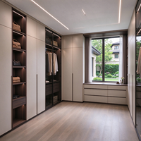 Système de rangement modulaire sur mesure de haute qualité pour chambre à coucher, dressing en bois avec portes vitrées et éclairage LED pour villas de luxe