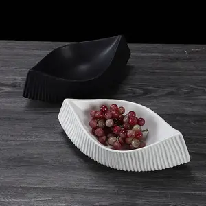 Nuovo creativo irregolare bianco nero piatti da Dessert in ceramica a forma di barca insalata di frutta torta vassoi per casa soggiorno