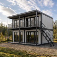 Bâtiment modulaire en conteneurs à deux étages avec escalier extérieur en acier et balcon, idéal pour la gestion de chantier et l'usage par le personnel